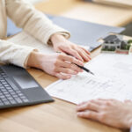 日本出国中は、新しい在留カードが入管から発行されないので注意【経営管理ビザの更新】