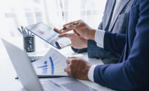 経営管理ビザを取得した後、最低日本には何日間滞在しないと更新ができないor不利になるのか？